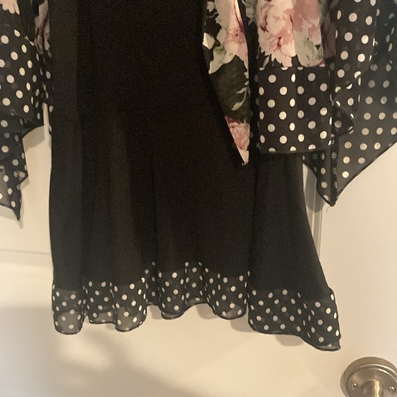 2 pc. Tank tunic with cover. Size Medium black with rose pattern. - Picture 4 of 8